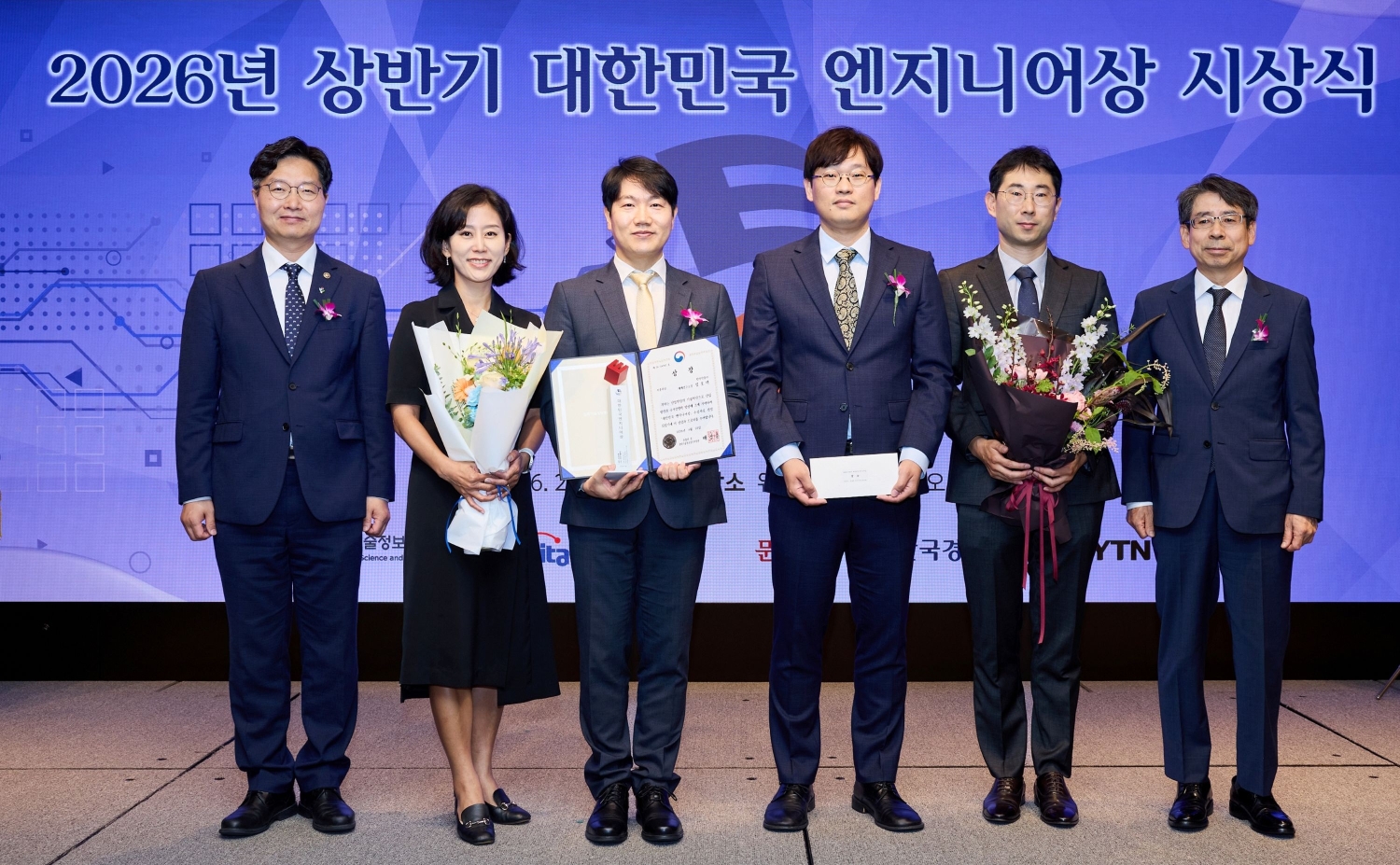 한미약품 대한민국 엔지니어상 수상(사진).jpg