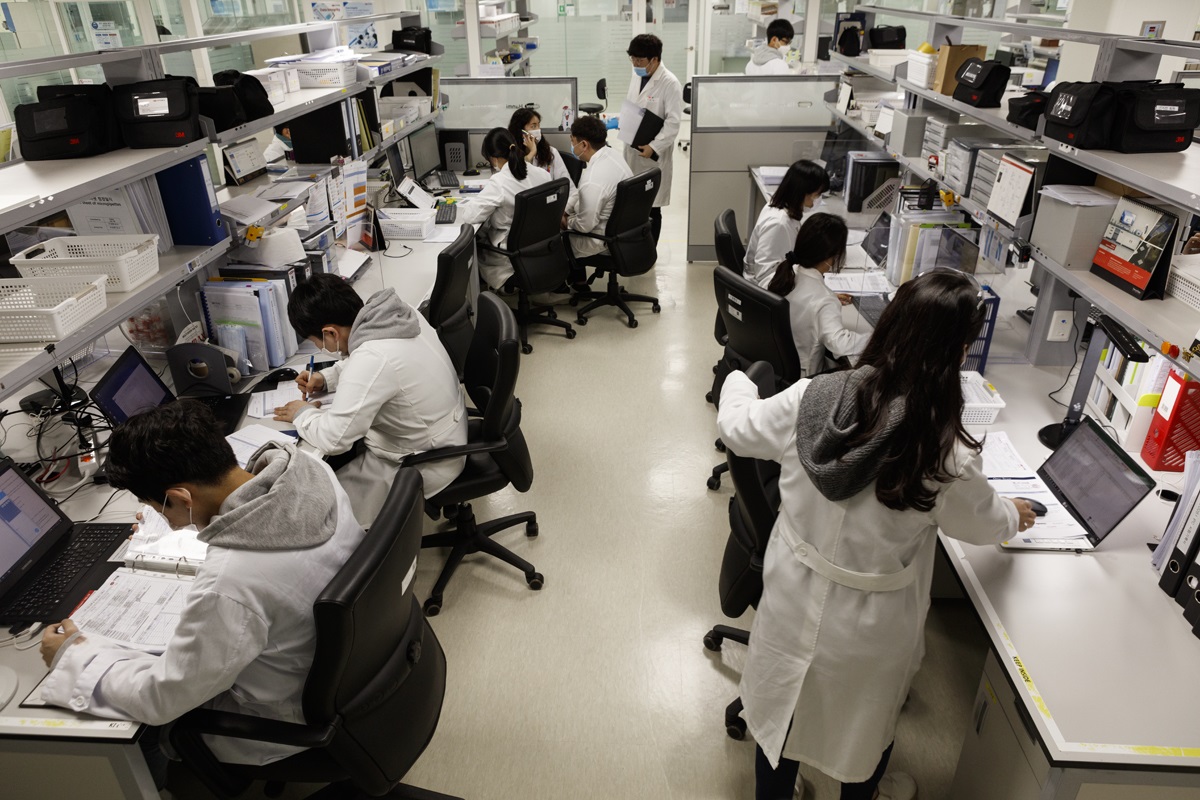 <사진> 한미약품은 의약품 생산 플랜트 내에 제제연구소를 운영하여, 연구 단계의 물질을 완제품 생산까지 원스톱으로 적용하고 실행할 수 있는 시스템을 구축하고 있다.