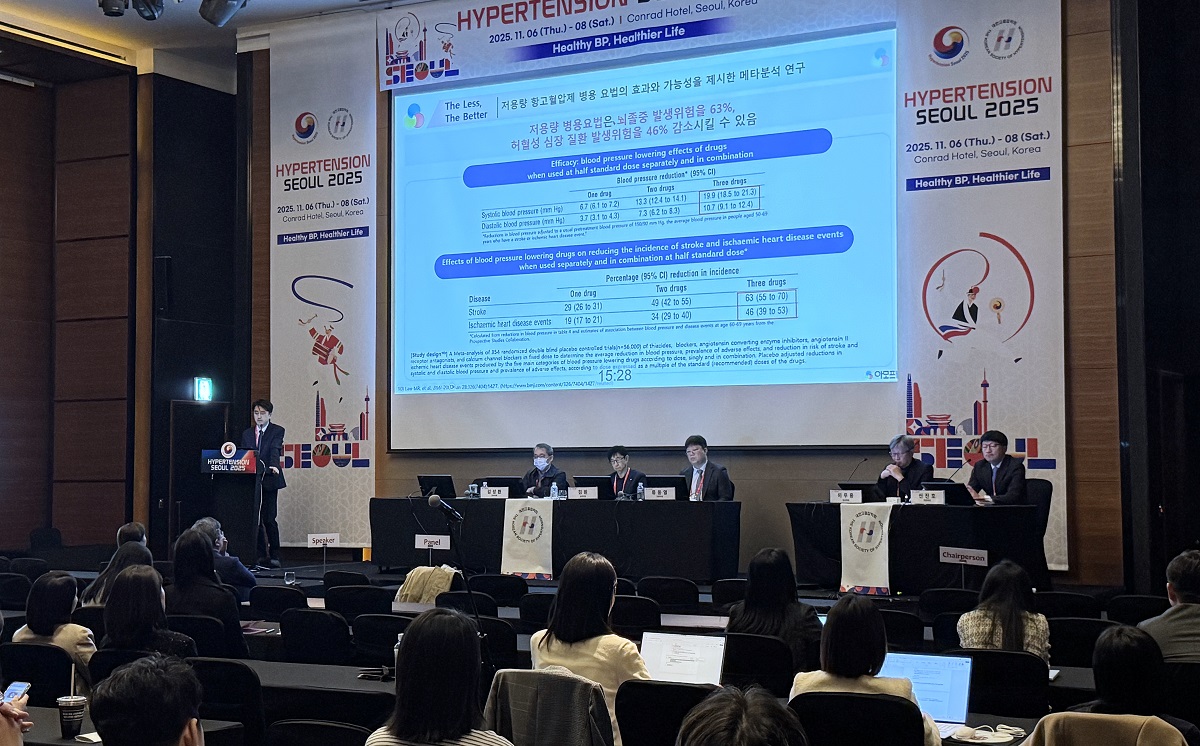 <사진> 대한고혈압학회 추계학술대회에서 한미약품 국내사업본부 박명희 전무, 울산의대 김대희 교수, 한림의대 이종영 교수가 저용량 3제 항고혈압제 ‘아모프렐’의 개발 배경과 임상연구 결과를 발표했다.