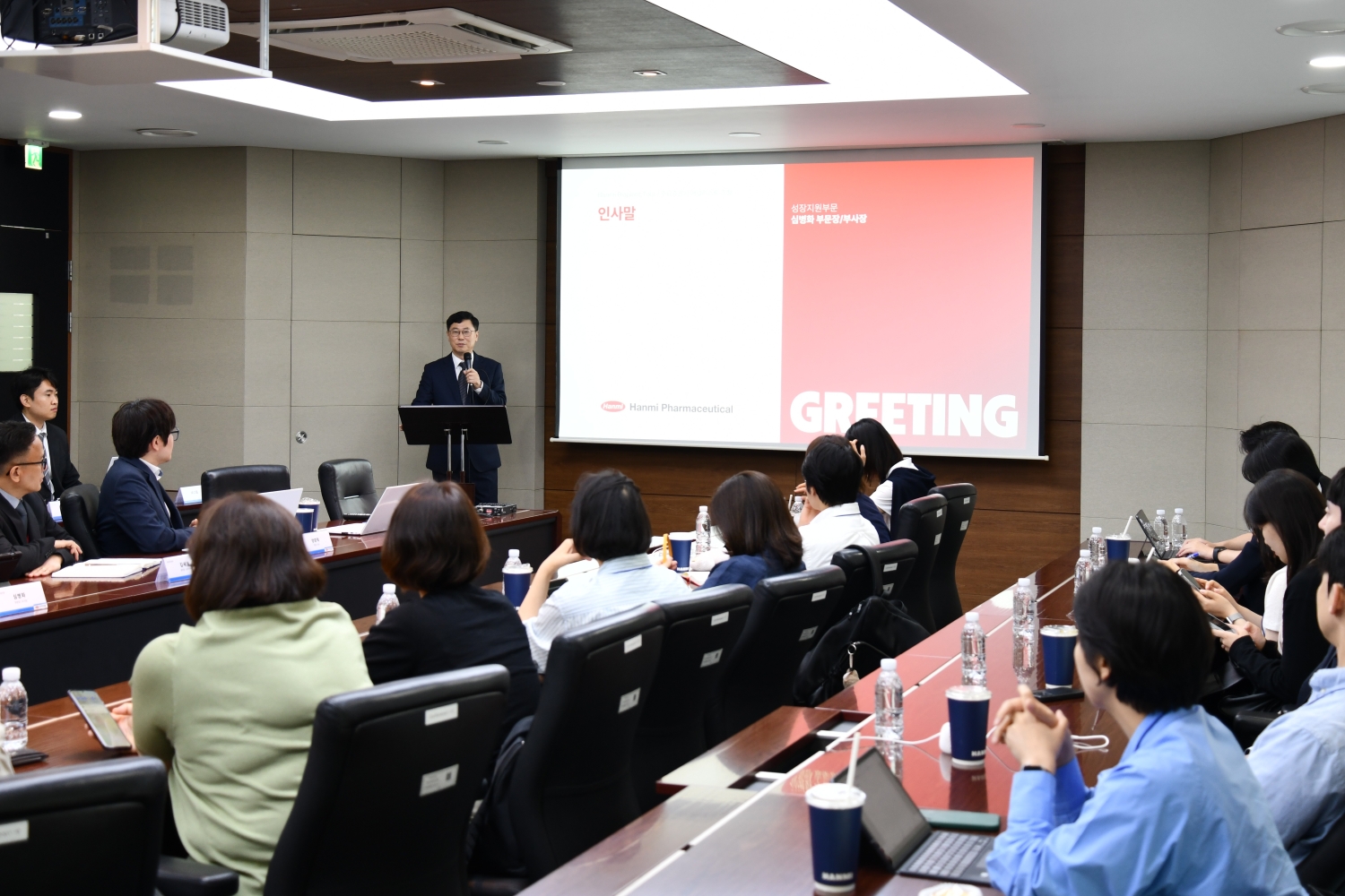 <사진> 한미약품 심병화 성장지원부문장(부사장)이 12일 평택 바이오플랜트에서 열린 국내 증권사 애널리스트 초청 기업설명회(IR)에서 인사말을 하고 있다.