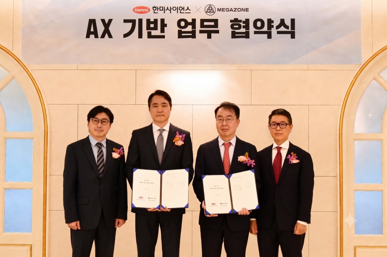 <사진>&nbsp;지난 26일 서울 송파구 한미그룹 본사에서 열린 ‘한미사이언스-메가존 AX&nbsp;기반 업무 협약식’에서 (왼쪽부터)&nbsp;메가존클라우드 이주완 의장,&nbsp;장지황 대표,&nbsp;한미사이언스 김재교 대표,&nbsp;임종훈 사장이 기념촬영을 하고 있다.